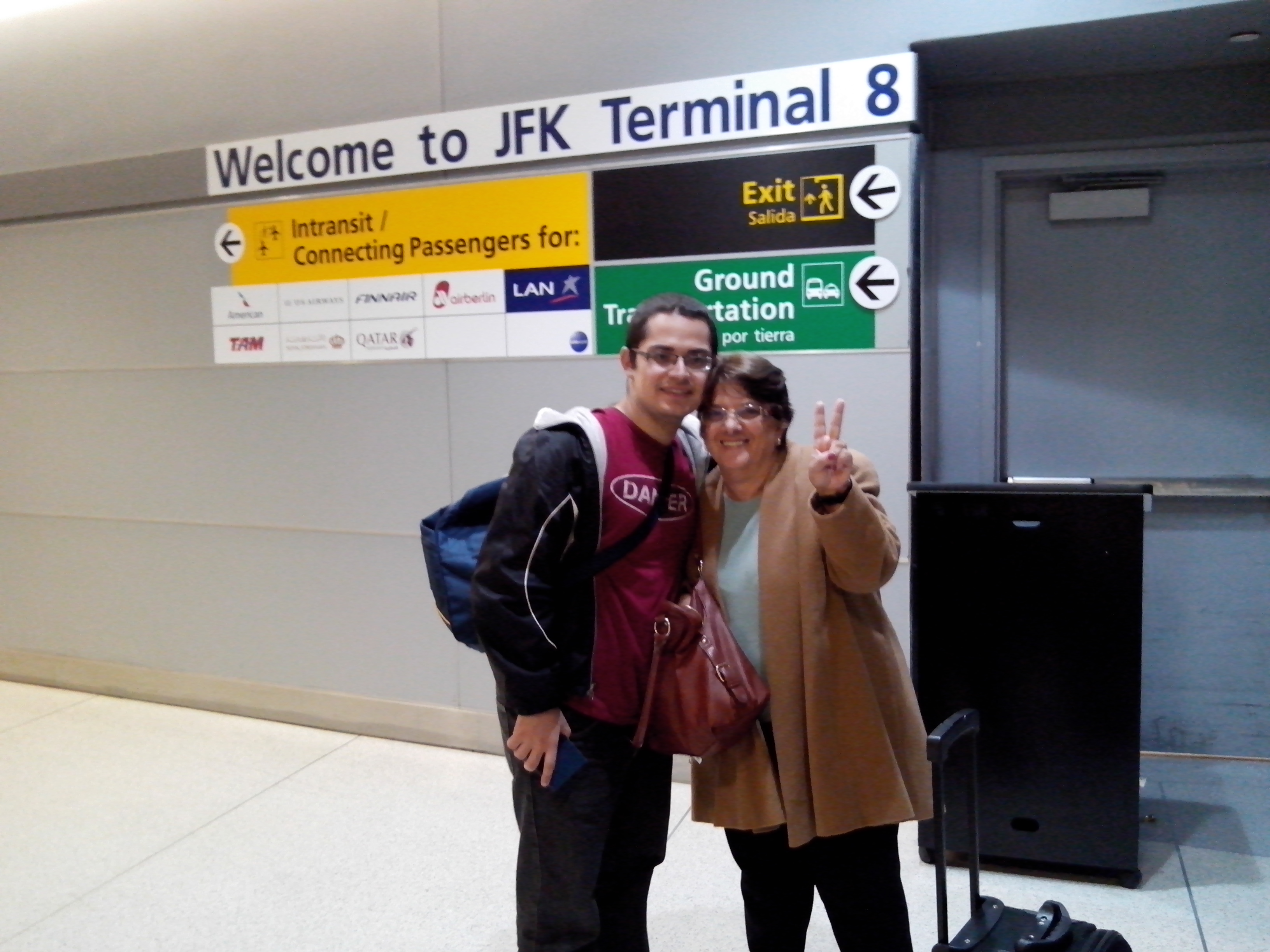 Eu e minha mãe no aeroporto